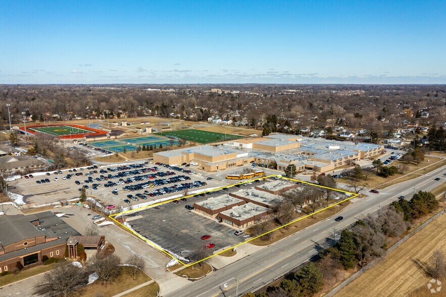 More Photos Of 32910 W 13 Mile Rd, Farmington Hills Medical For Sale