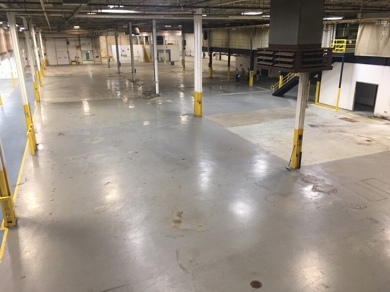 More Photos Of 414 E 40th St, Holland Manufacturing For Lease