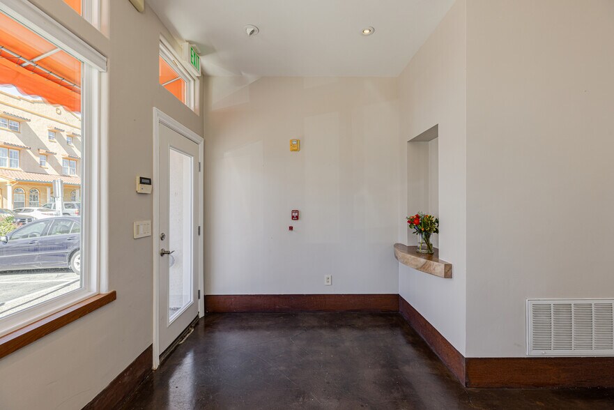 More Photos Of 220 Windsor River Rd, Windsor Apartments For Sale