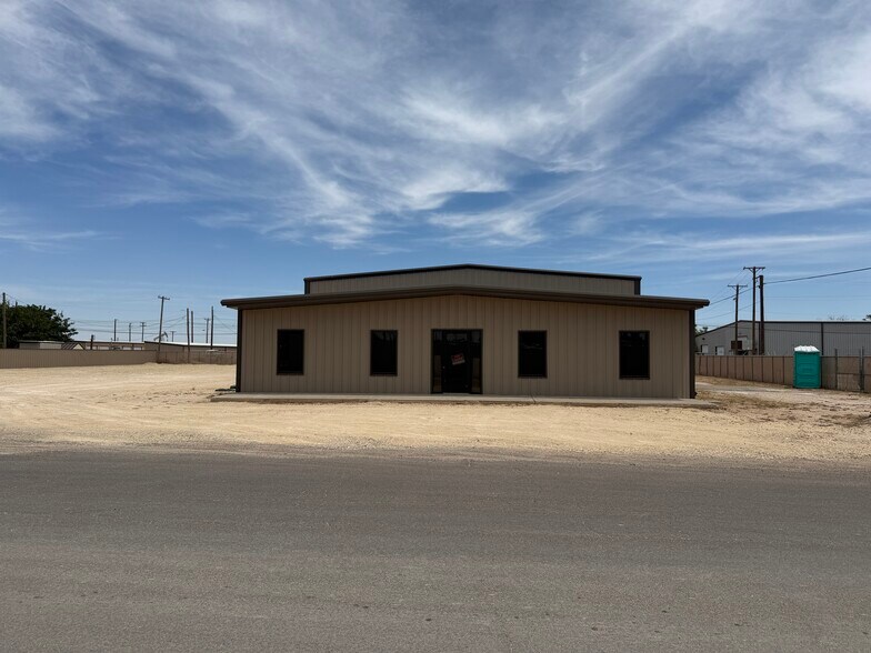 More Photos Of 2012 46th St, Odessa Industrial For Lease