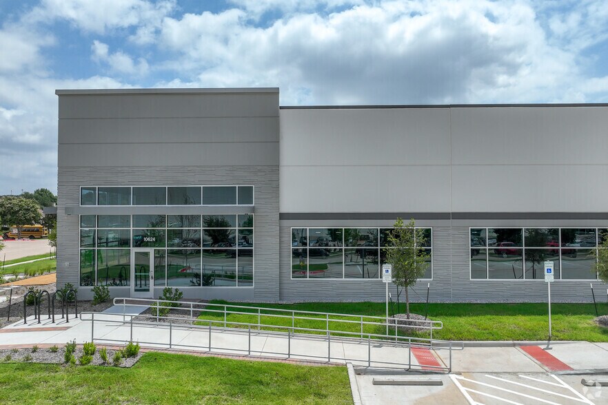 More Photos Of 10624 Clarence Dr, Frisco Showroom For Sale