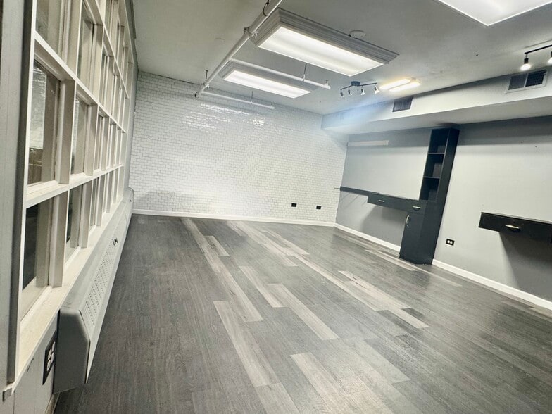 More Photos Of 25 S Washington St, Naperville Storefront For Lease