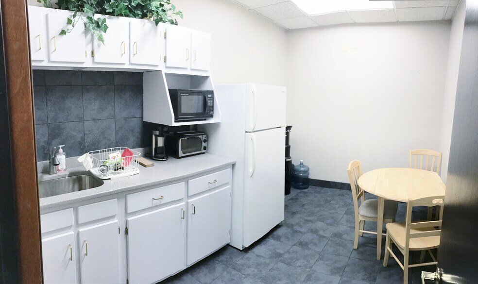 More Photos Of 600 Spring Hill Ring Rd, West Dundee Medical For Lease