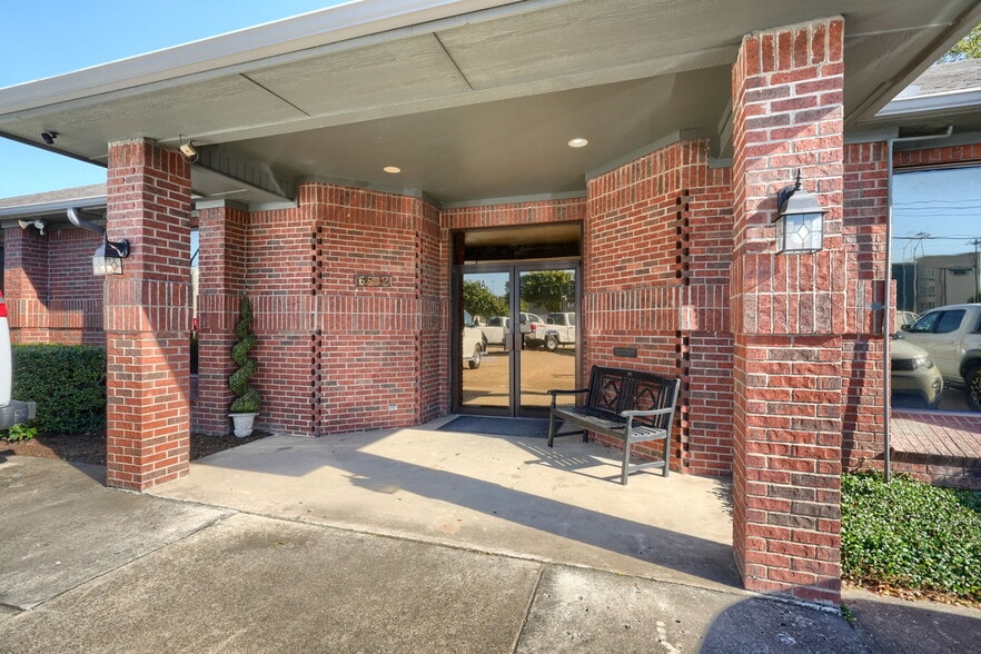 More Photos Of 6812 Avenue K, Plano Flex For Lease