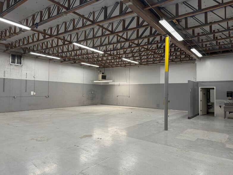 More Photos Of 257-263 W 2950 S, Salt Lk, Salt Lake City Light Manufacturing For Lease