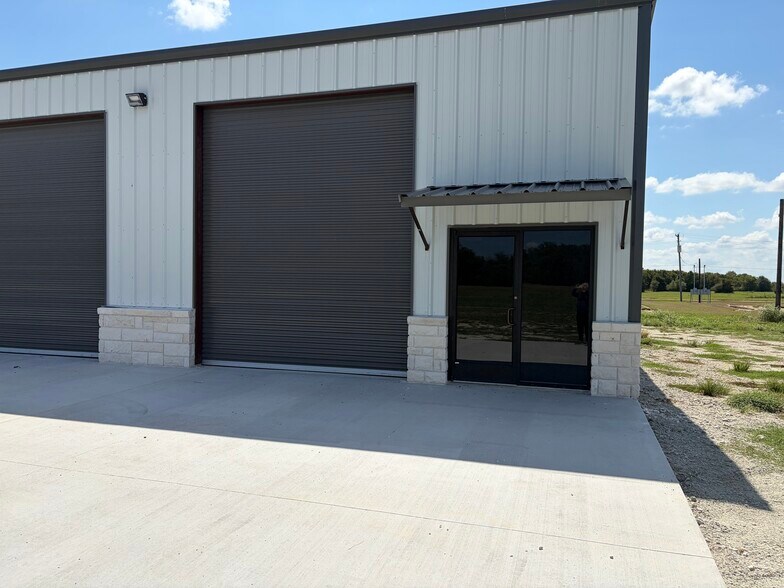 More Photos Of 12425 Airport Rd, Hearne Unknown For Lease