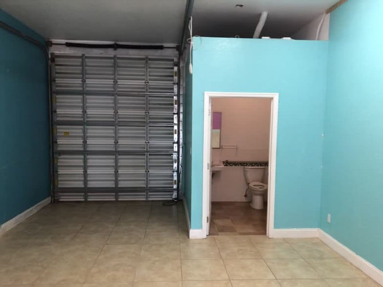 More Photos Of 2408-2412 N Dixie Hwy, Wilton Manors Warehouse For Lease