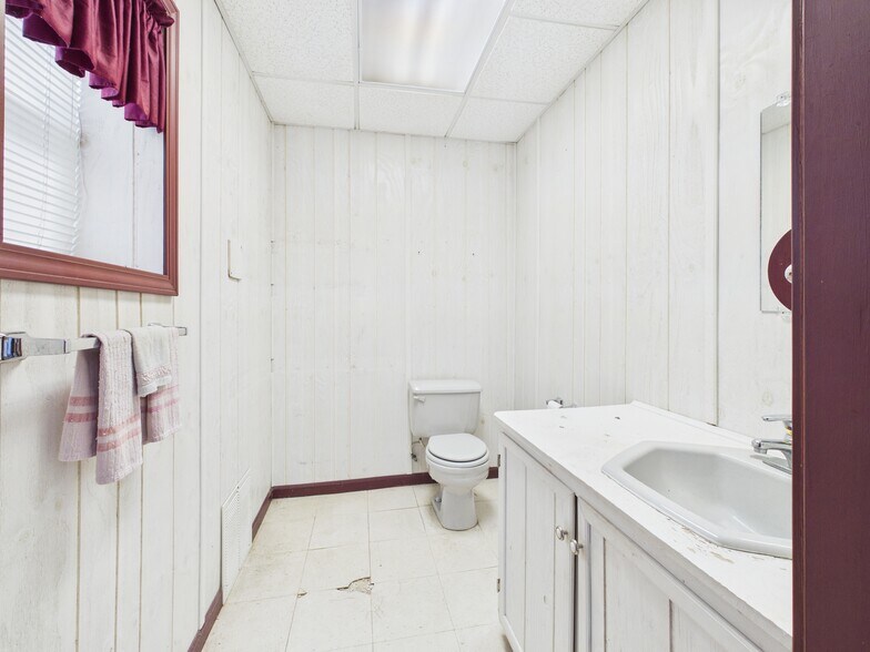 More Photos Of 3164 Lewis Ave, Ida Medical For Lease