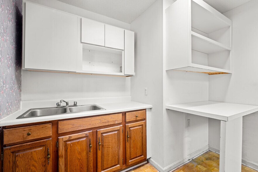 More Photos Of 300 Forest Ave, Chattanooga Office For Sale