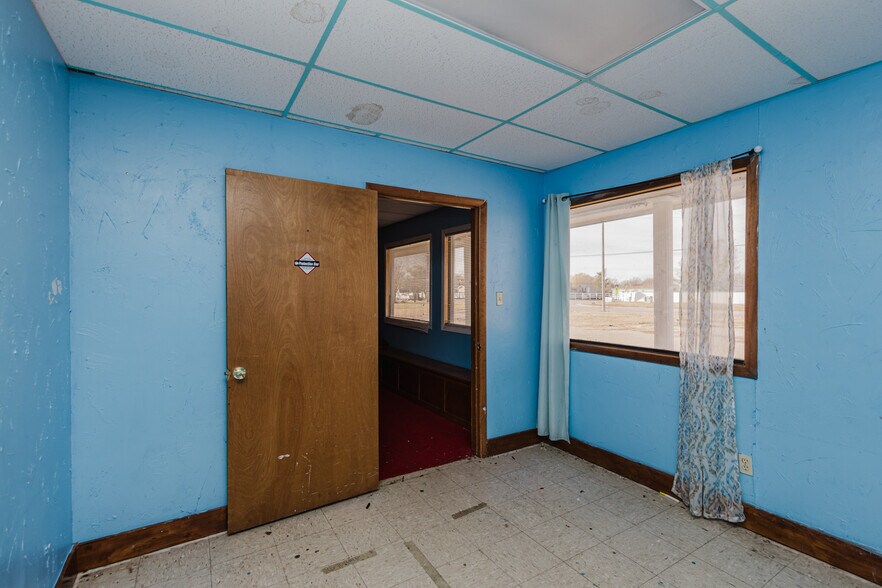 More Photos Of 5110 S Hydraulic St, Wichita Freestanding For Sale