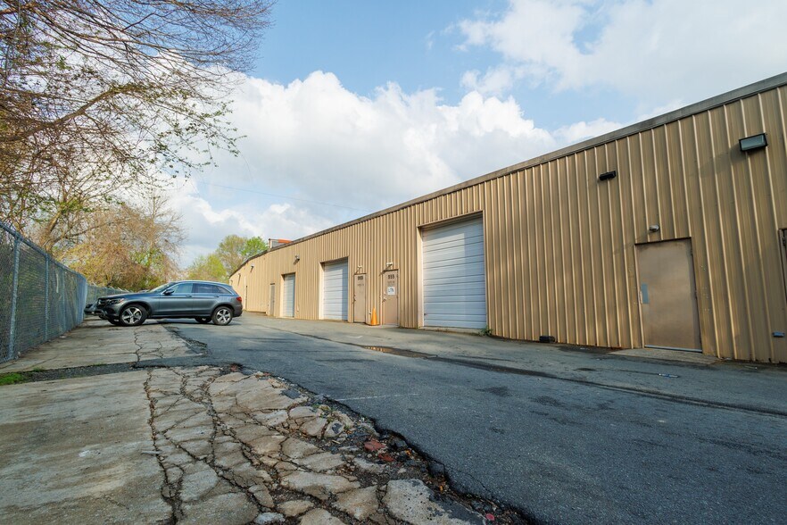 More Photos Of 901-965 Northwest Blvd, Winston-Salem Flex For Lease