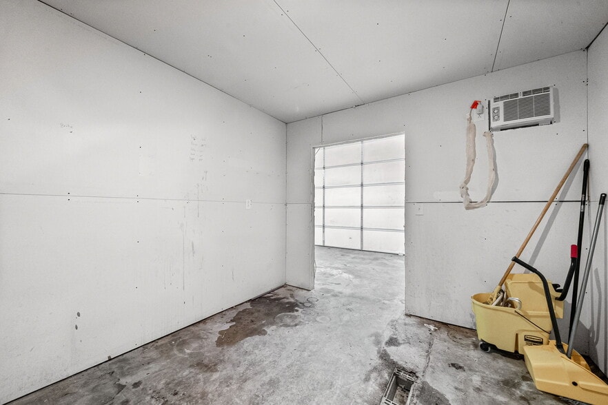 More Photos Of 1761 Jardco Dr, Clarksville Warehouse For Lease