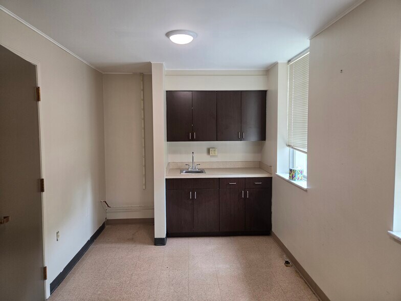 More Photos Of 101-103 S Talbot St, Addison Bank For Lease