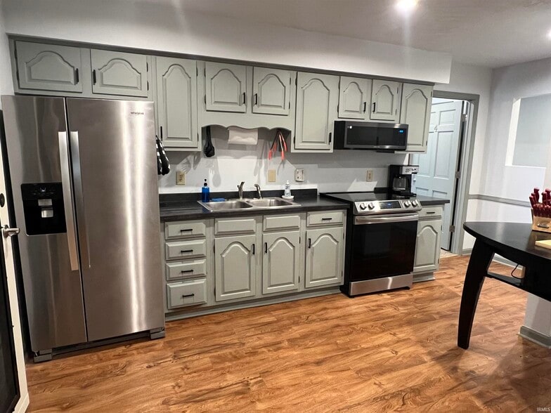 More Photos Of 128 W Walnut St, Kokomo Flex For Sale