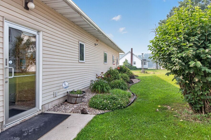 More Photos Of 133 E Main St, Embarrass Specialty For Sale