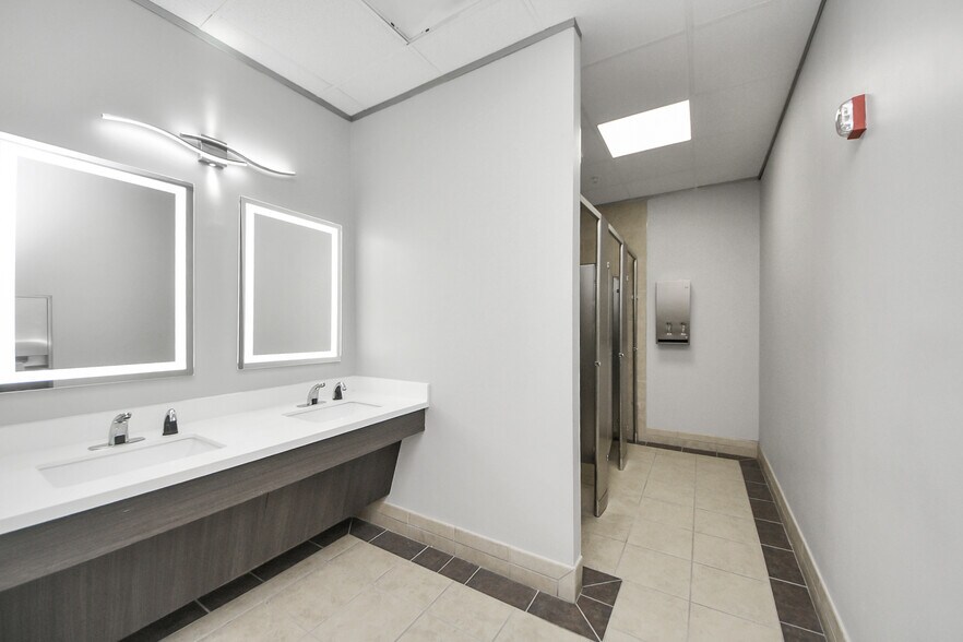 More Photos Of 8554 Katy Fwy, Houston Unknown For Lease