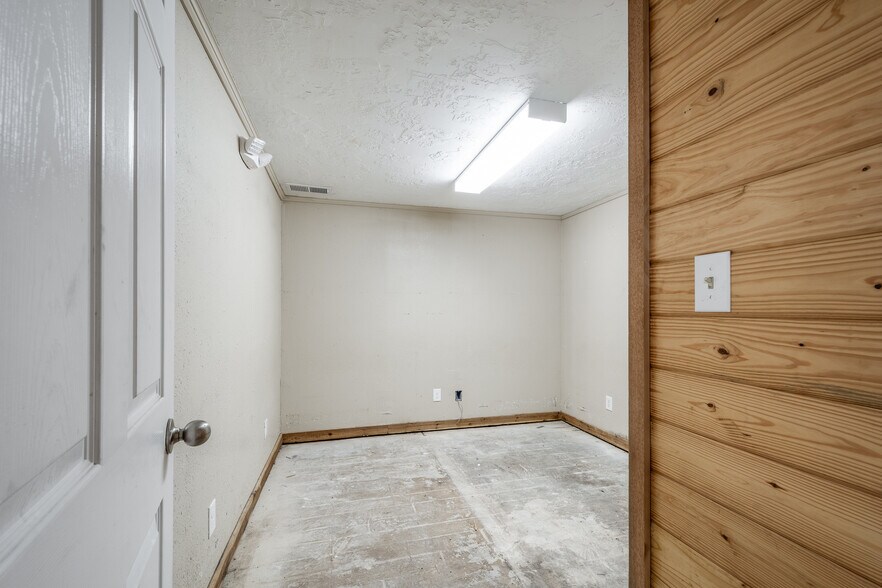 More Photos Of 910 E Church St, Livingston Service For Sale