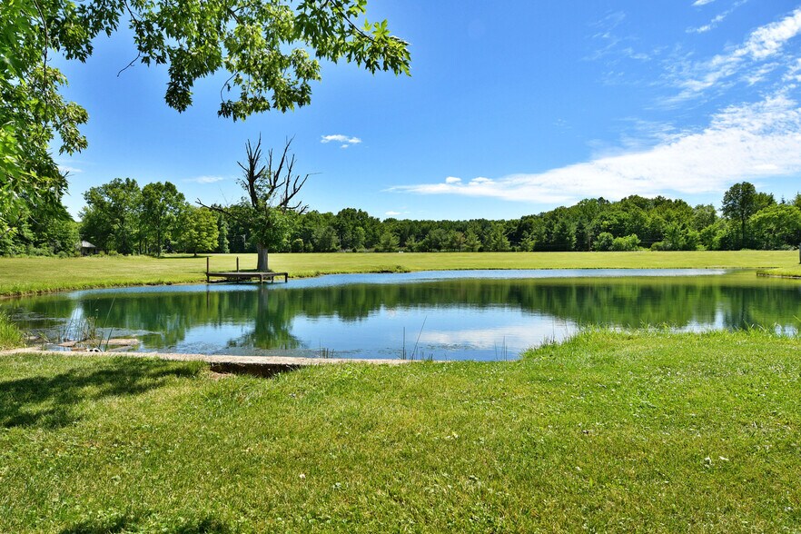 More Photos Of 4085 Herner County Line Rd, Southington Showroom For Sale