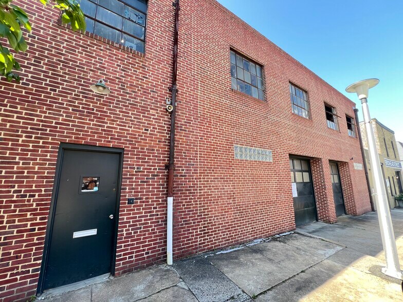More Photos Of 1438-1442 Light St, Baltimore Showroom For Sale