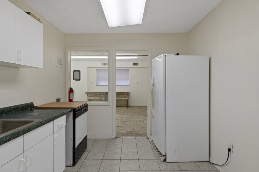 More Photos Of 377 Highway 40 W, Inglis Flex For Lease