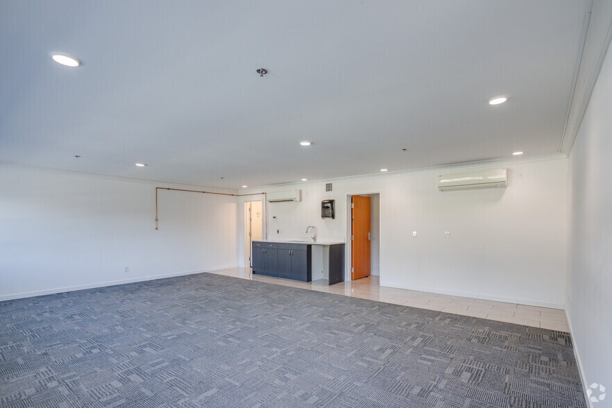 More Photos Of 112 6th Av E, Vancouver Unknown For Lease