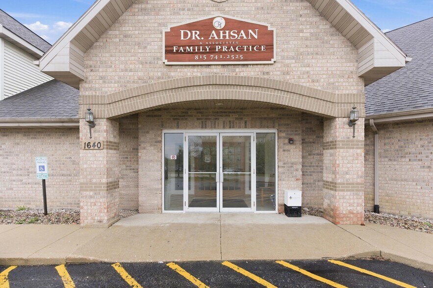 More Photos Of 1640 Willow Circle Dr, Crest Hill Medical For Sale