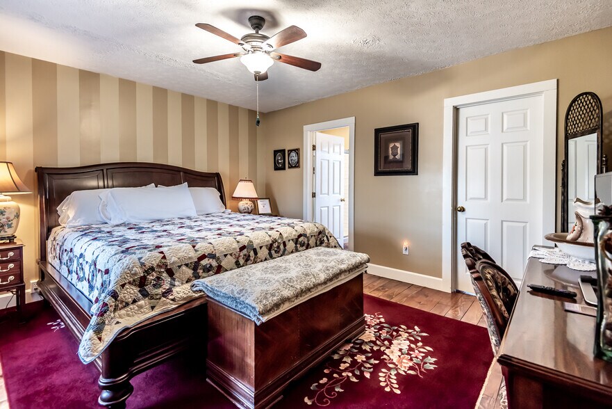 More Photos Of 129 N Main St, Waynesville Specialty For Sale