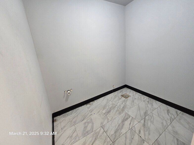 More Photos Of 7901 Kingspointe Pky, Orlando Showroom For Lease