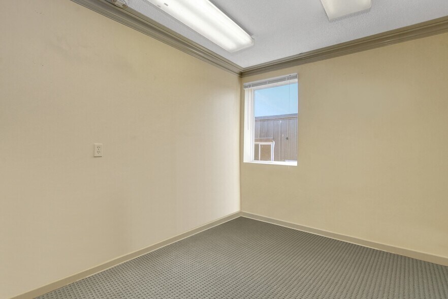 More Photos Of 255 Montreal Rd, Ottawa Storefront Retail Office For Lease