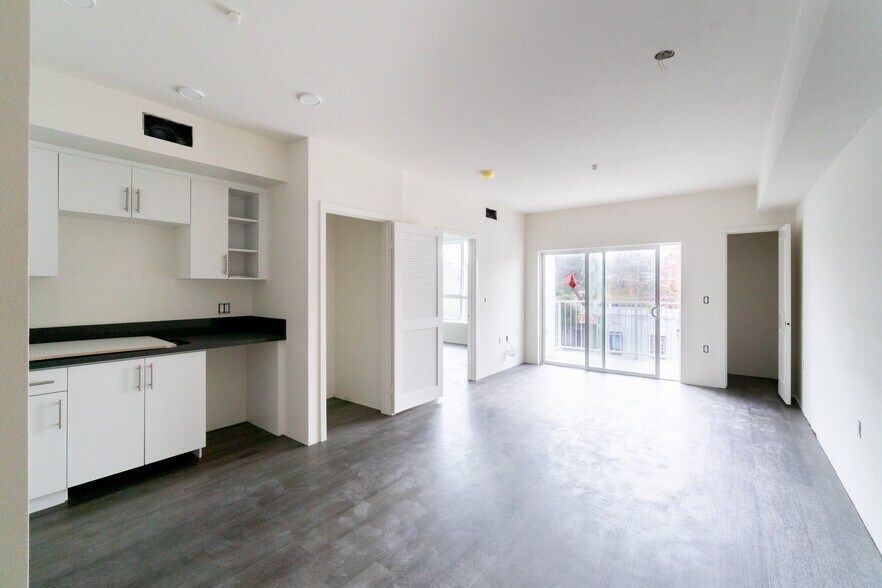 More Photos Of 10555 Bloomfield St, Toluca Lake Apartments For Sale