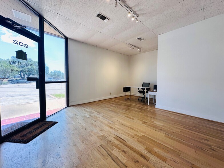 More Photos Of 11857 Judd Ct, Dallas Showroom For Lease