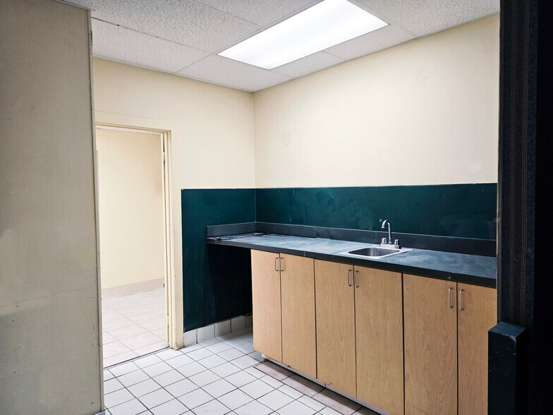 More Photos Of 3301 Lancaster Pike, Wilmington Unknown For Lease