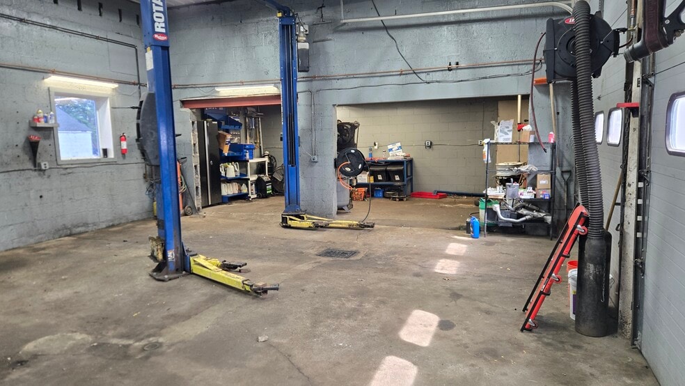 More Photos Of 397 West Ave, Lockport Auto Dealership For Lease