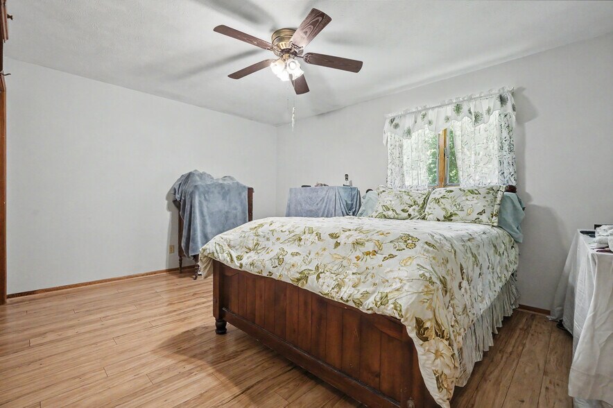 More Photos Of 4250 Herr Fieldhouse Rd, Southington Veterinarian Kennel For Sale