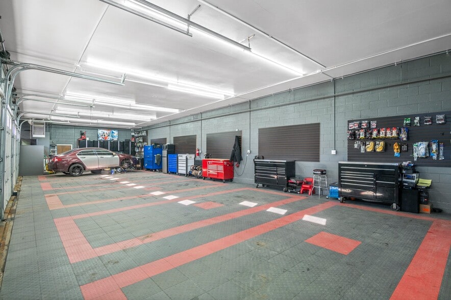 More Photos Of 1535 Chester St, Aurora Auto Repair For Sale