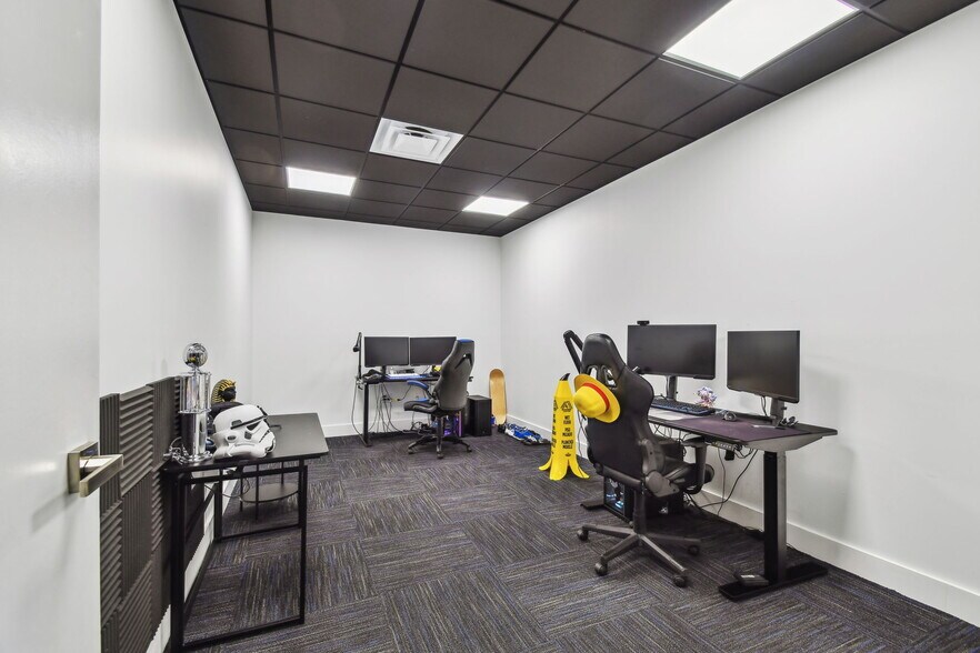 More Photos Of 14915 N Nebraska Ave, Tampa Showroom For Sale