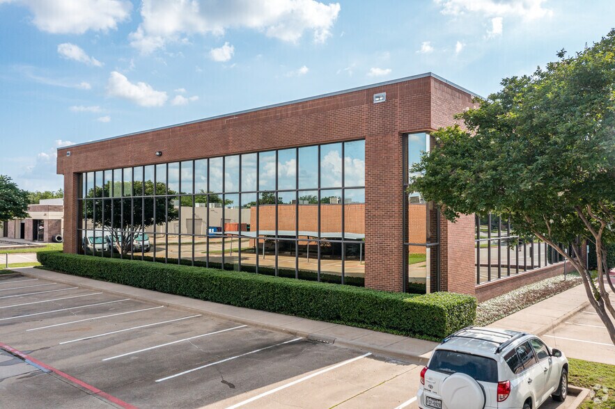 More Photos Of 11496 Luna Rd, Farmers Branch Flex For Lease