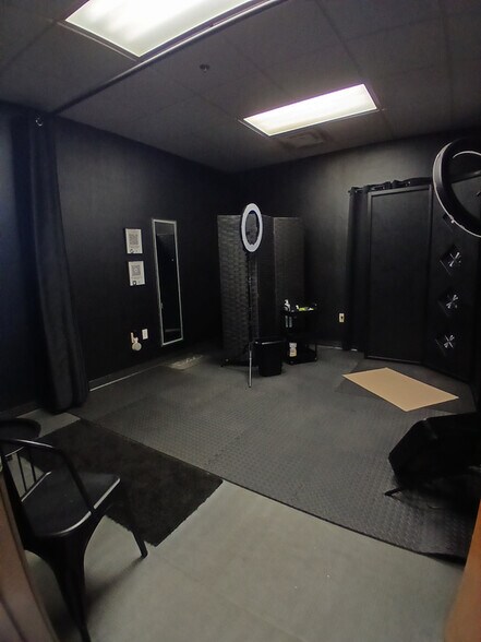 More Photos Of 819 Schelfhout Ln, Kimberly Storefront Retail Office For Lease