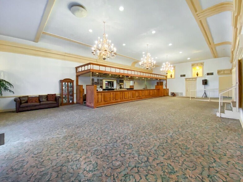 More Photos Of 108 109 N 3rd st, Leesville Sports And Entertainment For Sale