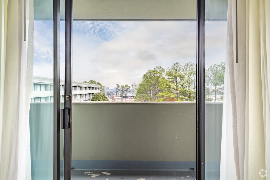 More Photos Of 2055 S Park Pl SE, Atlanta Hotel For Sale