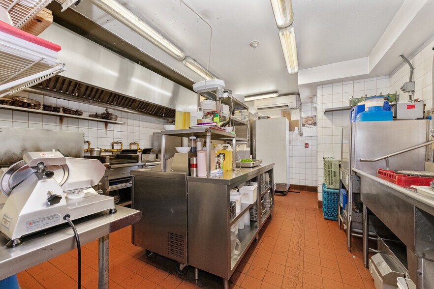 More Photos Of 268 Preston St, Ottawa Storefront For Sale