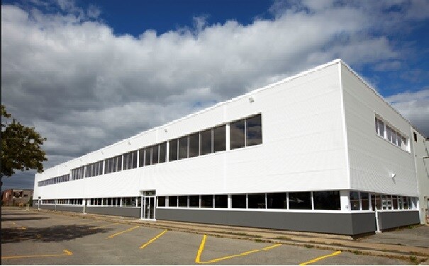 More Photos Of 2995-2999 Boul Le Corbusier, Laval Warehouse For Lease