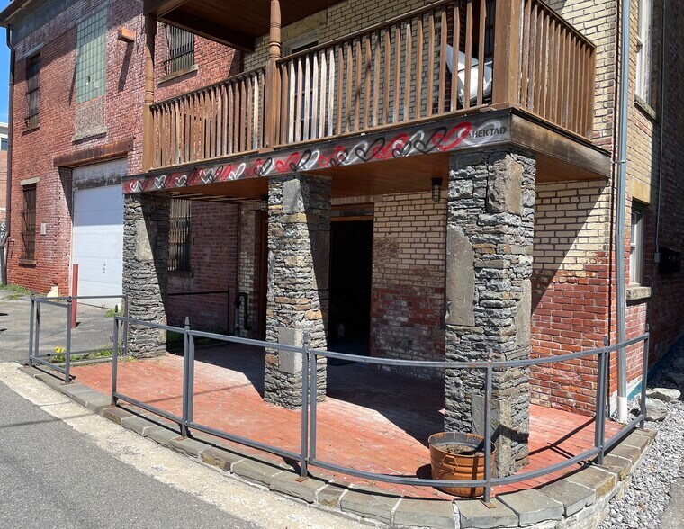 More Photos Of 138 Water St, Catskill Restaurant For Lease