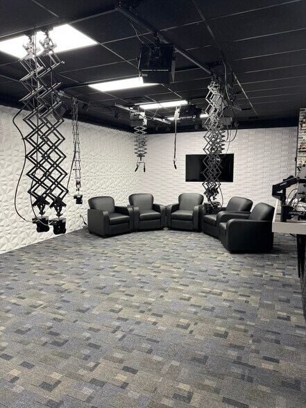 More Photos Of 3821 Industrial Blvd, Indianapolis Light Distribution For Sale