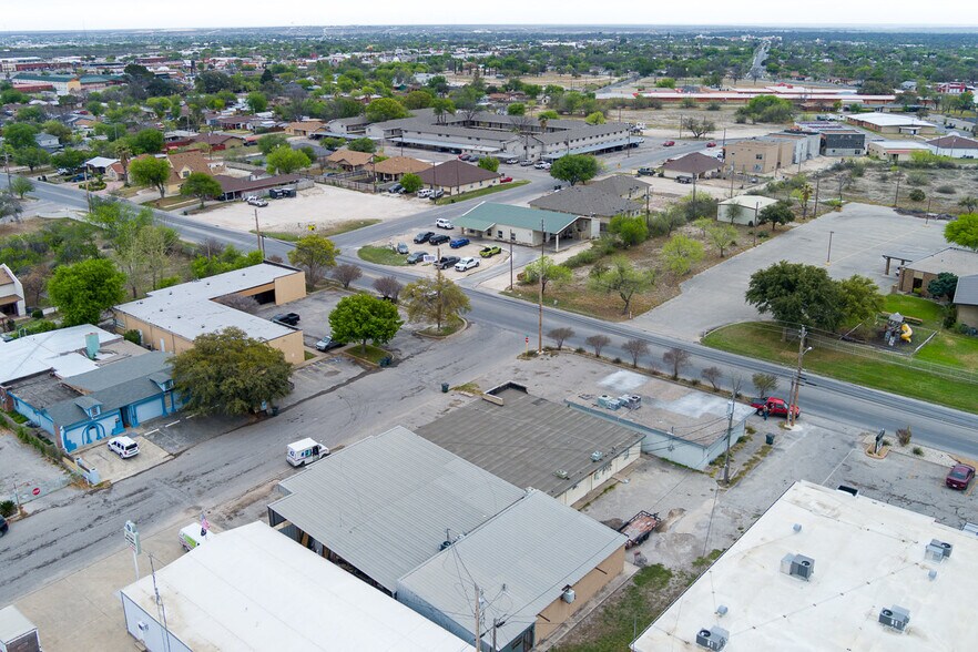 More Photos Of 102 Fletcher Dr, Del Rio General Retail For Sale