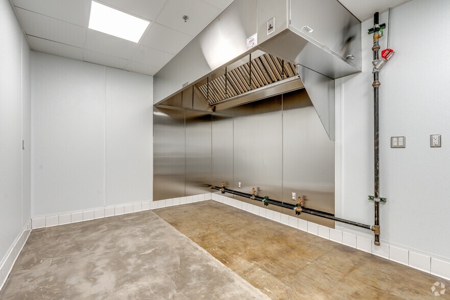 More Photos Of 4321 Live Oak St, Dallas Freestanding For Lease