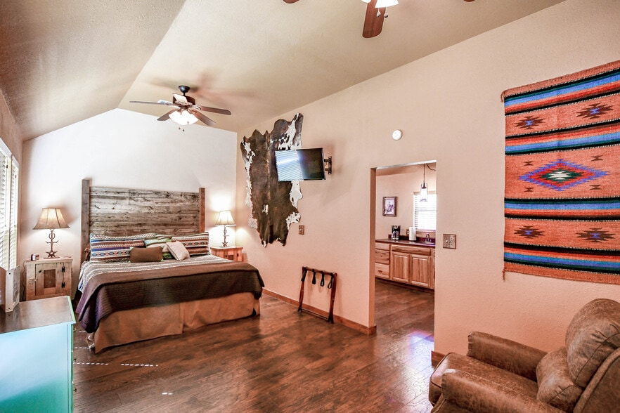 More Photos Of 512 N Travis St, Granbury Hospitality For Sale