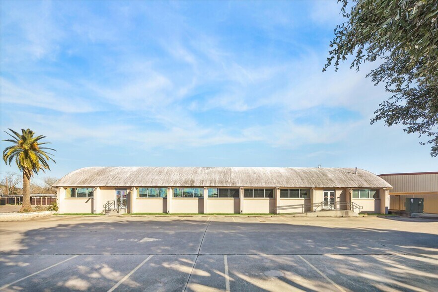 More Photos Of 1401 Mlk Blvd, El Campo Flex For Sale