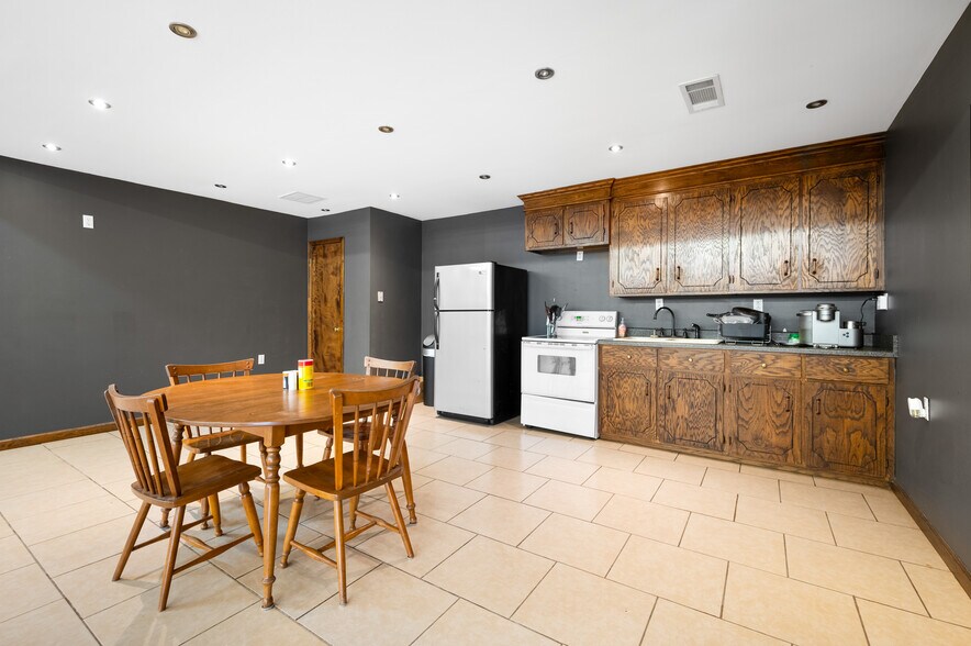 More Photos Of 10462 Hwy 165 S, Forest Hill Warehouse For Sale