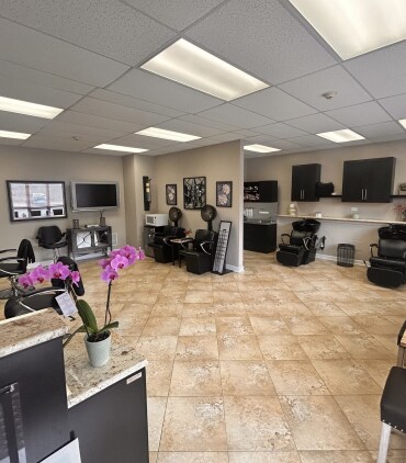 More Photos Of 820 E Terra Cotta Ave, Crystal Lake Office For Sale